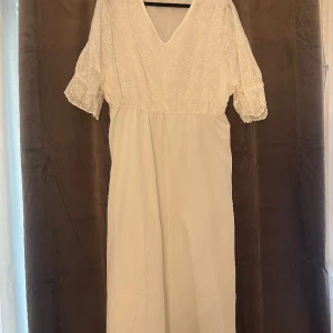 Klänning  - Vit klänning helt ny, oanvänd, storlek xxl passar bra till xl