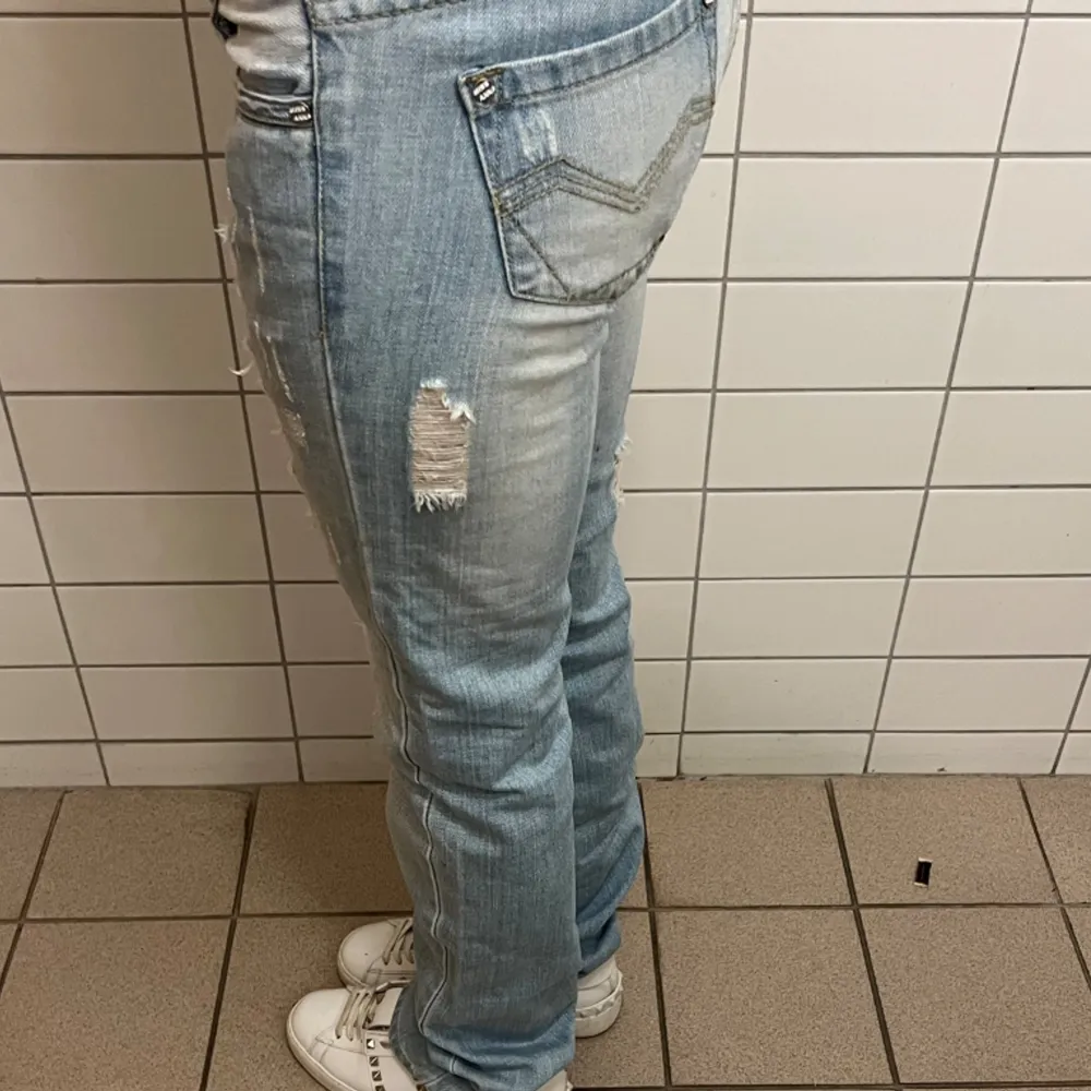Säljer dessa assnygga jeans som tyvärr ej passade mig, modellen på bilden är 163 och byxorna är uppvikta. Innerbenslängden är 84 och midjemåttet är 37. Vill ha bra pris för dom så när vi kommit överens så kan ni köpa via köp nu🥰 . Jeans & Byxor.