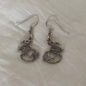 Vintage örhängen sterling silver  - Vintage hängande örhägnen i sterling silver (s 925) med stämplar, föreställande kinesiska drakar. Aldrig använda eller testade av mig, endast putsade med silverputs 