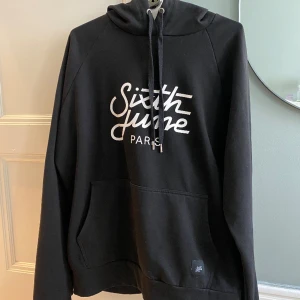 Sixth June Paris Hoodie HELT OANVÄND!! - Säljer min hoodie från Sixth June. Hoodien har aldrig används, därav i jättefint skick.  Nypris:899kr  Storlek:M Kan hämtas i Malmö