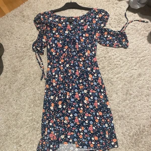 Blommig klänning från topshop! - Perfekt till sommar!