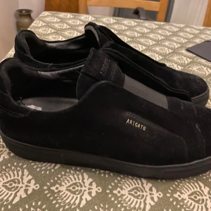 Axel Arigato laceless  - Snygga Arigato skor i storlek 46 dom är knappt använda och väldigt fint skick + box. Säljer pga att jag ska köpa nya