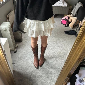 Boots - Säljer dessa cowboy boots då dom inte kommer till användning! Super snygga och passar perfekt nu till våren. 