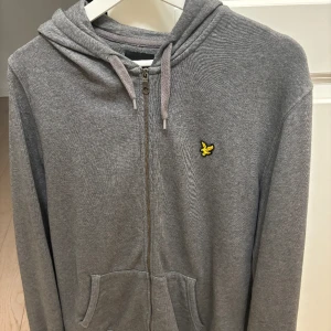 Lyle&Scott kofta med dragkedja  - Fint skick på koftan, sparsamt använd. Väldigt bekväm. 