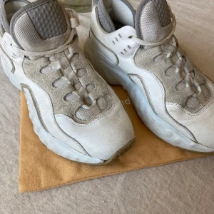 Acne studios sneakers  - Acne Manhattan storlek 37 i mycket gott skick. Passar 38, stora i storleken.   Använda endast fåtal gånger, medföljande dust bag. 