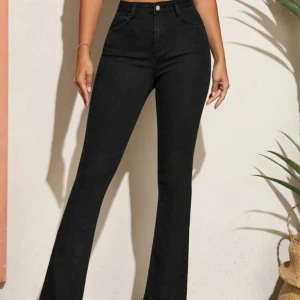 Svarta Flare Jeans  - Skit snygga jeans i st W27 L32 (ungefär som ett S) säljer då jag tycker de är lite för långa för mig. ☺️(Säljer billigare då de det är inte lika kolsvart som på bilden pga tvätten) 