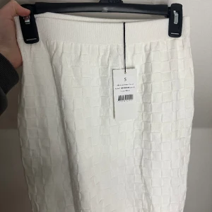 Kjol - En jättesöt vit kjol i storlek S, aldrig använd, helt ny med lapp kvar 💜💜