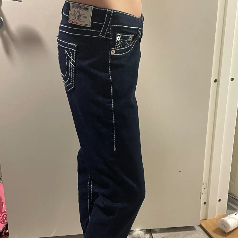 Säljer mina as snygga helt nya true religion byxor med prislapp och kvitto. Storlek 34 och dem passar både tjej och kille (min syster är på bilden). Pris kan diskuteras vid snabb affär. Jeans & Byxor.