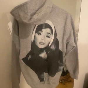Ariana grande merch - KÖP INTE KOM PRIVAT FÖR SWISH🛑 storlek S, använt några gånger forfarande som ny. Ganska rare hoodie. Nypris: 95$ Mitt pris 500kr.  Säljer allt Ariana Grande merch för billigare priser, är inget fan mer så allt måste ut! 
