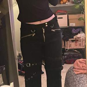 Svarta byxor med coola belt liknande tillbehör. Jag köpte de för ungefär 300 spänn på humana och jag säljer för att jag aldrig använder längre💕