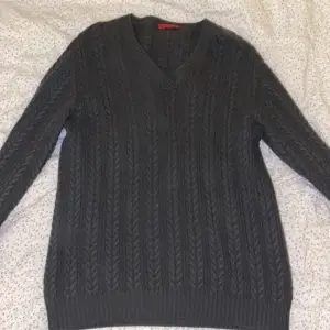 Stickad tröja från märket Prada, cond 10/10 använt den 2-3 gånger typ. 