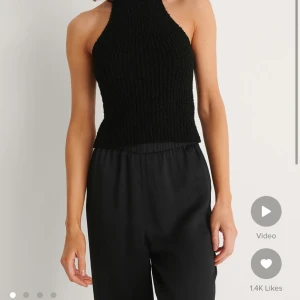 Svart topp💞 - En svart ribbstickad topp i handduks material från Nakd, perfekt till våren och sommaren . Använd få tal gånger!🩷