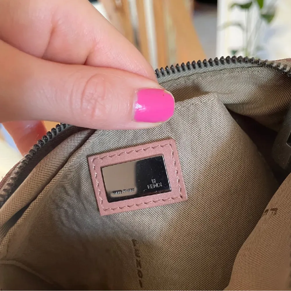 Super söt rosa/beige väska från Fendi. Jätte fint skick🩷🩷. Väskor.