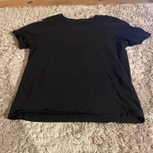 T-shirt  -  en helt vanlig svart t-shirt 