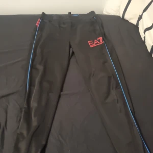 Armani byxer  - Armani byxer skan lappen e bort dragen men e äkta fett sköna är storlek s elle m men passar mig som e 183