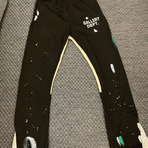 Gallery Dept. Byxor - Använda en gång men var alldeles för stora då jag är 170 och de är M. Säljer dessutom för pengar behövs.  Hör av er vid frågor!