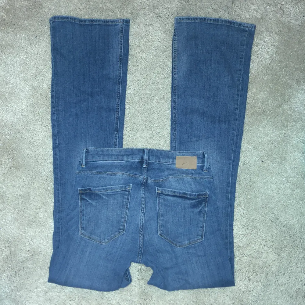Jeans från lindex, lågmidjade, stretchigt jeansmatreal. Formar kurvor och rumpan fint. 💝. Jeans & Byxor.