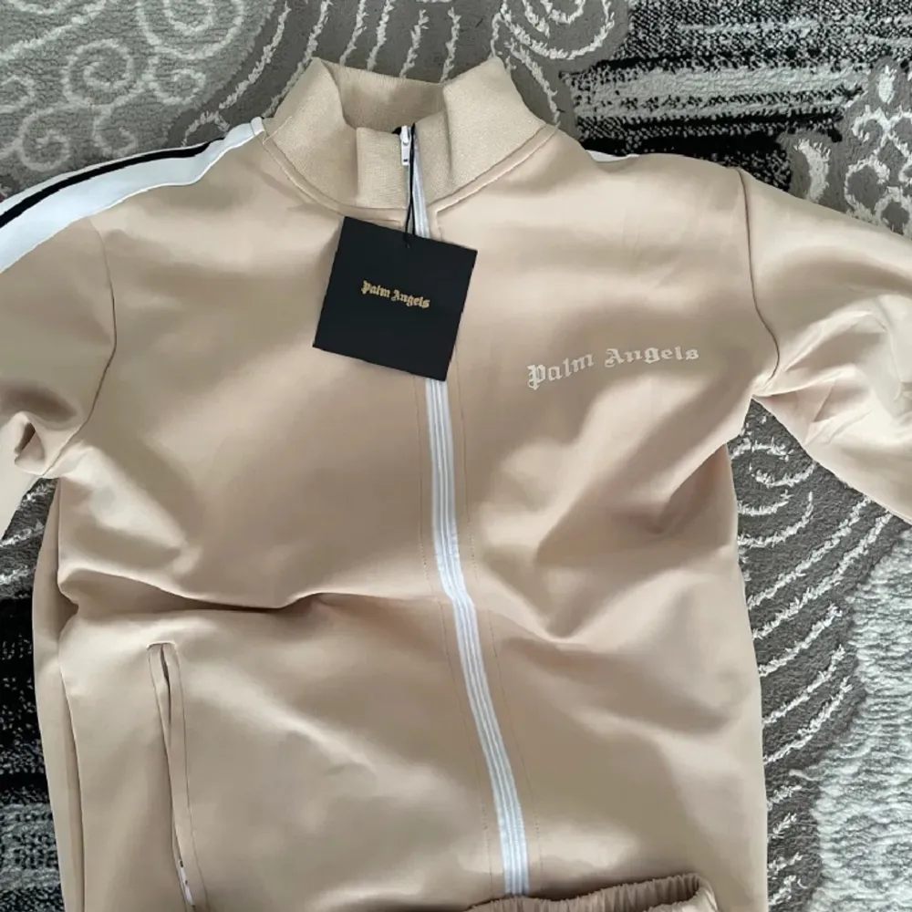 Palm angels tracksuit pris kan diskuteras . Tröjor & Koftor.