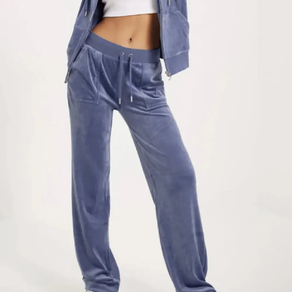 Säljer mina super fina juicy couture mjukis byxor i färgen grey blue. Byxorna är knappt använda skicket är som helt nya och de finns inga defekter. Säljer då dom inre kommer till någon användning.. Jeans & Byxor.