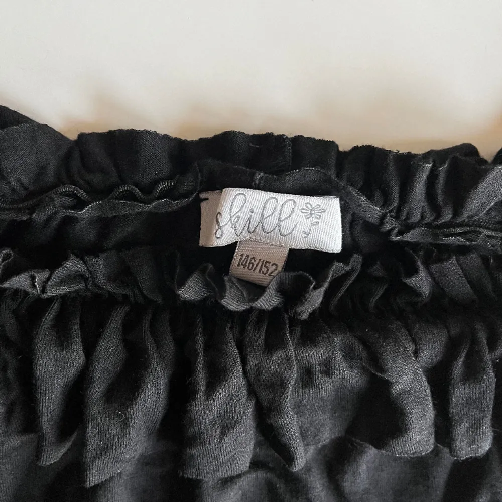Fin svart off shoulder tröja i stl 146/152. Den är i stretchit material. Den är nästan oanvänd. Pris kan diskuteras💓. Tröjor & Koftor.