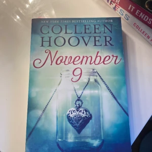 November 9th - Pocketbok i engelsk text av Colleen Hoover. Boken är i nyskick.