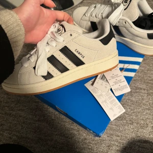 Adidas campus  - Helt nya Adidas campus 00s crystal white i storlek 36 2/3🤍Man får även med svart snöre, nypris är 1 999kr