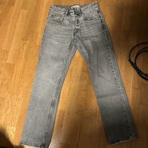 Zara jeans - Använd några få gånger skick 9/10.  Storlek 38 i zara. 
