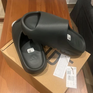 Yezzyz Slides  - Säljer mina yeezyz. Helt oanvända 10/10 i skick, tags och kvitta finns med, pris kan diskuteras med snabb affär. Frågor och funderingar är det bara att skriva.