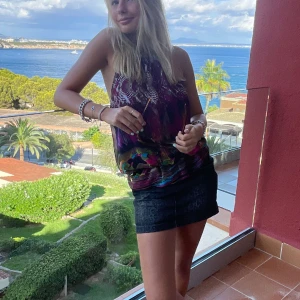 Halterneck blus med mönster - Så himla fin och unik halterneck blus med mönster. Storlek s och sitter så fint verkligen. Använder inte längre. 