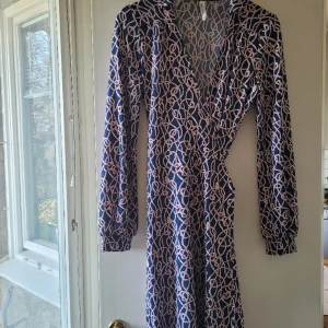 Omlottklänning Chiara Forti Bubbleroom sl 38 - Fin långärmad omlottklänning mönstrad marinblå stl.38 Bubbleroom Chiara Forthi Stretchig midiklänning med knytskärp o liten krage. Ny!