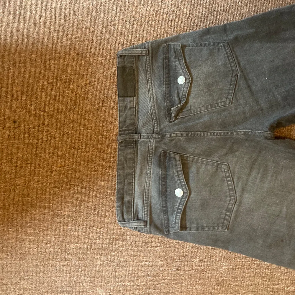 Jätte fina jeans med så vackra fickor😻har knappast använt dom hära och har inga konstigheter alls! Säljer dom för råkade köpa två❤️(skriv till mig innan du trycker på köp nu). Jeans & Byxor.