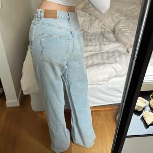 Jeans från Ginatricot, jättebra skick! Storlek 36. Innerlängd: 81cm Midjemått: 76cm  