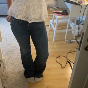 Snygga jeans - Tyvärr för långa på mig, passar någon som är 170+💖