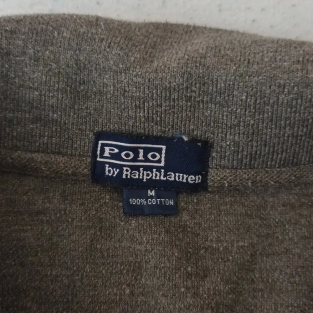 Polo Ralph Lauren pike i färgen grå . T-shirts.