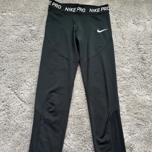 Nike pro tränings tights  - Bra skick och är aldrig andvänd. Storlek M men är som i storlek xs-s. ☺️