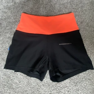 Träningsshorts  - Cykelshorts/träningsschema från swedemount, De har knappt använts❤️Färgen ser väldigt orange ut på bilden men är med persikofärgad i verkligheten🩷