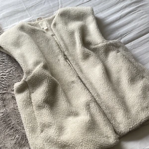 Teddy väst - Säljer min jätte fina Teddy väst i st M, perfekt till våren och fjällen