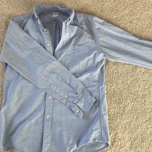 Ljusblå uniqlo skjorta i nyskick med storlek S. 