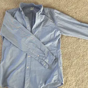 Ljusblå uniqlo skjorta i nyskick med storlek S. 