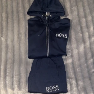 Hugo boss kofta & shorts - Mycket fina Hugo boss kofta och shorts som är i extremt bra skick, de är sällsynta då de inte tillverkas längre