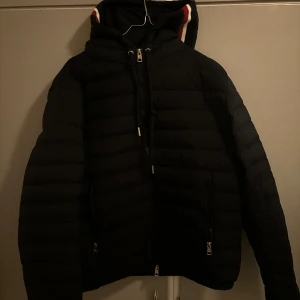 Moncler jacka  - Moncler eus guibutton i storlek Medium kan även passa små Large. 