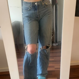 Blåa jeans - Blåa jeans med hål från lager 157. 