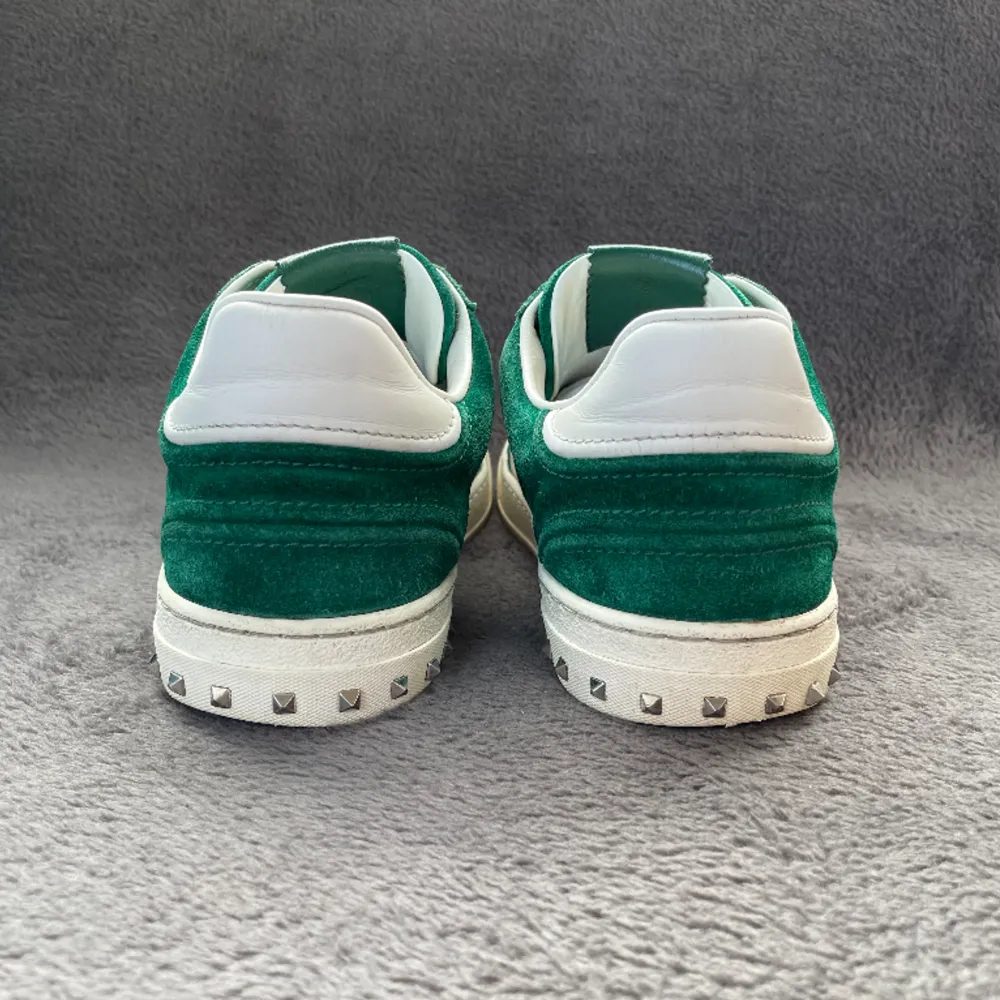 Sjukt populära flycrew skor i färgen grön, skorna är väl omhändertagna och i fint skick | storlek 40 men passar 40-41 | självklart äkta | endast skorna medföljer vid köp | mer bilder finns!. Skor.