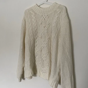 stickad tröja  - Jättefin stickad tröja. Säljer även en blå och beige i samma modell