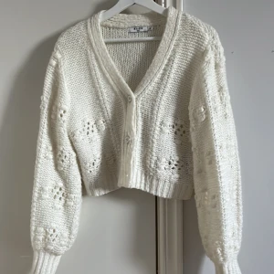 Kofta med knappar - Fin och skön kofta som tyvärr inte kommer till användning 