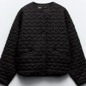 Zara jacka - En trendig jacka ifrån zara som är använd fåtal gånger. Säljer på grund av att den är liten på mig, storleken är även helt slutsåld på hemsidan. Den är perfekt till nu på våren🩷original pris är 659kr