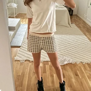 Shorts - Intressekoll!!Super fina shorts, samma shorts som tjejen på bilden. Kontakta för privata bilder. Små defekter som lös tråd men inte mycket mer. Säljer pga att dom inte passar mig💘💘