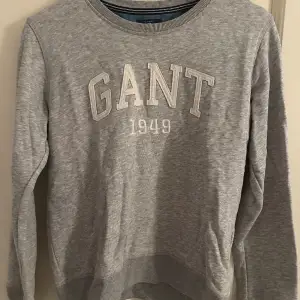 Grå sweatshirt från märket GANT 🩶 Storlek 176 men passar XS/S. Säljs då den tyvärr är för liten