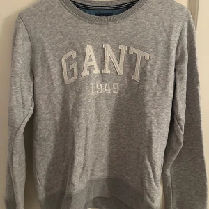 Gant sweatshirt  - Grå sweatshirt från märket GANT 🩶 Storlek 176 men passar XS/S. Säljs då den tyvärr är för liten