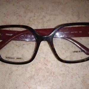 Helt nya Prada glasögonbågar 